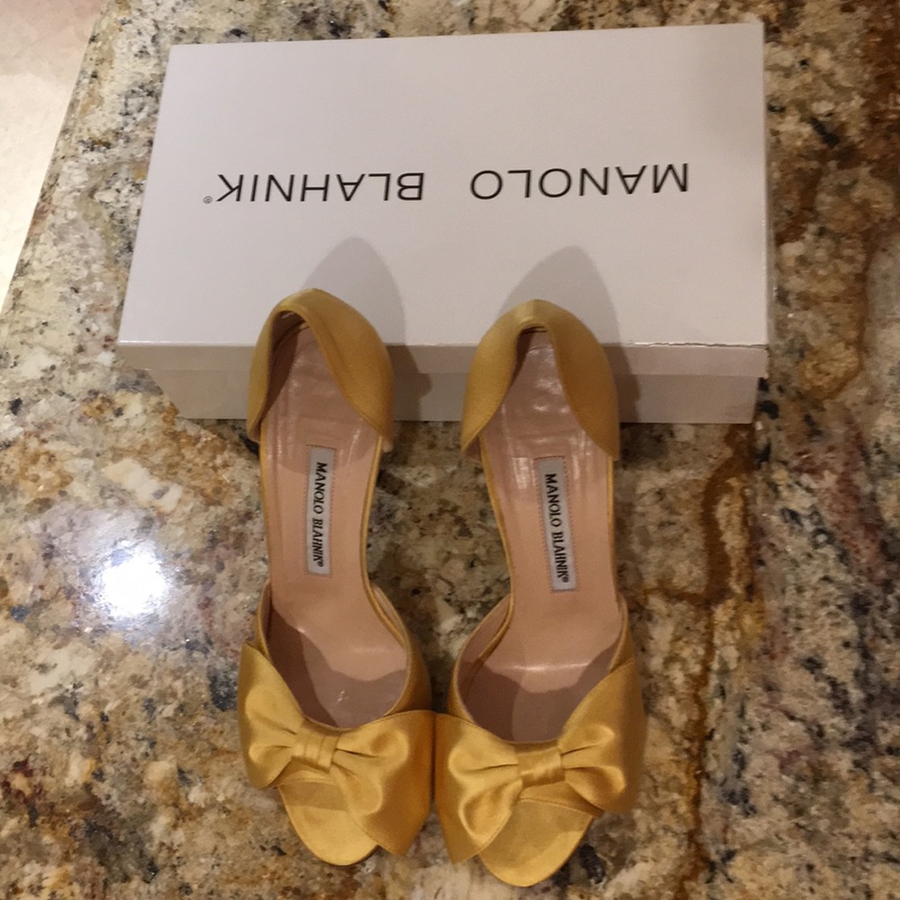 MANOLO BLAHNIK YELLOW SATIN BOW HEELS. 38 1/2